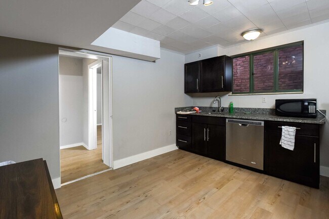 Foto del edificio - 4 bedroom in South Side