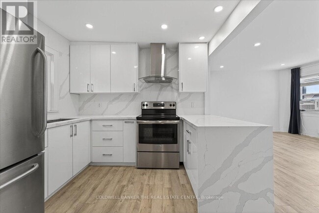 Building Photo - 252 Soudan Ave