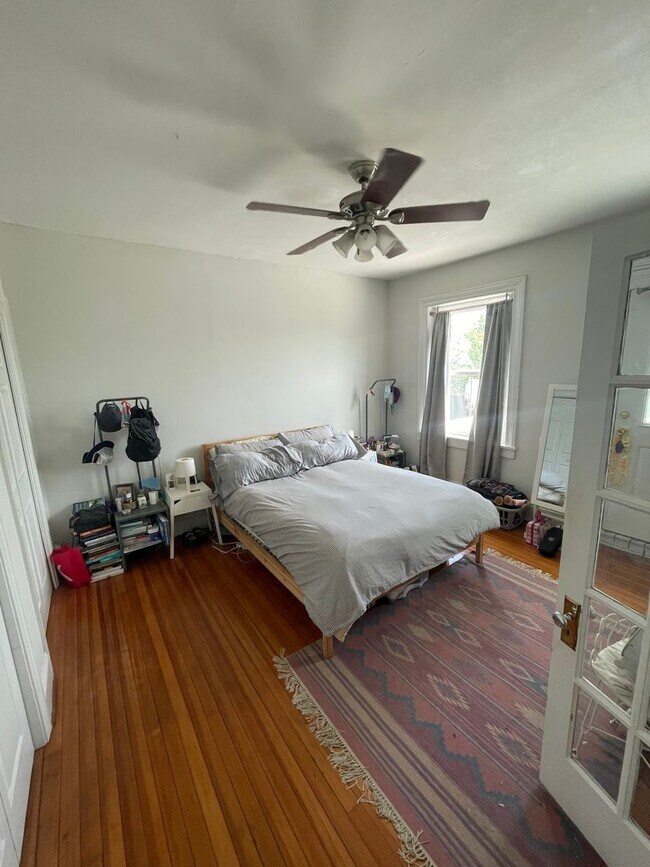 Foto del edificio - Renovated 2 Bedroom Upstairs Apartment in ...