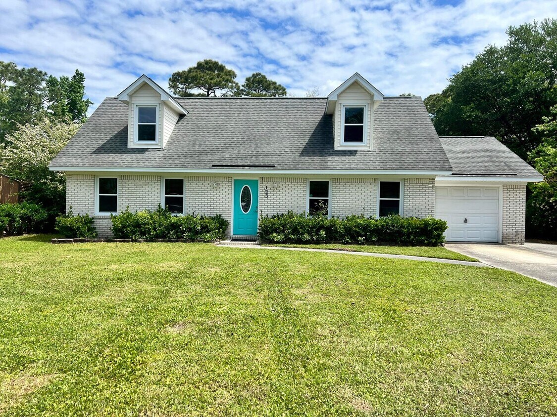 Primary Photo - Charming four-bedroom, two-bathroom home n...