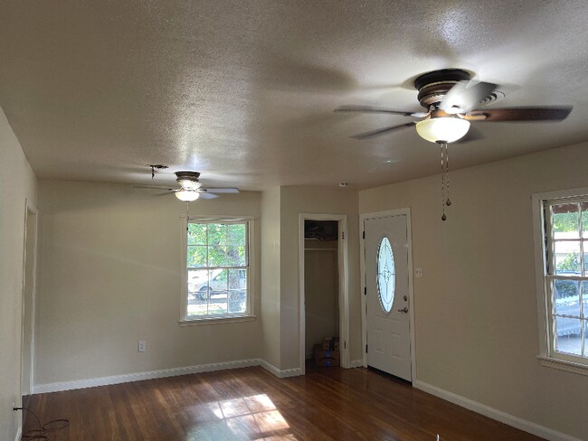 Building Photo - 2516 Powell Dr