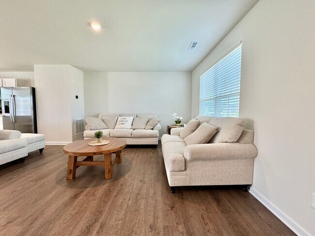 Building Photo - 4 Bedroom, 2.5 Bath Home w/ Office and 2 C...