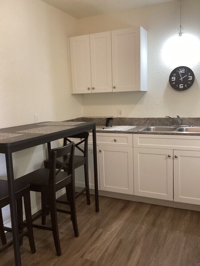 Foto del edificio - 2 Bed 1 bath Apartment  on Quiet Street and Close to ENMU!