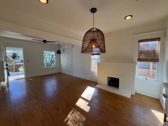 Building Photo - Adorable 2 Bed / 1 Bath Craftsman w/ Hardw...