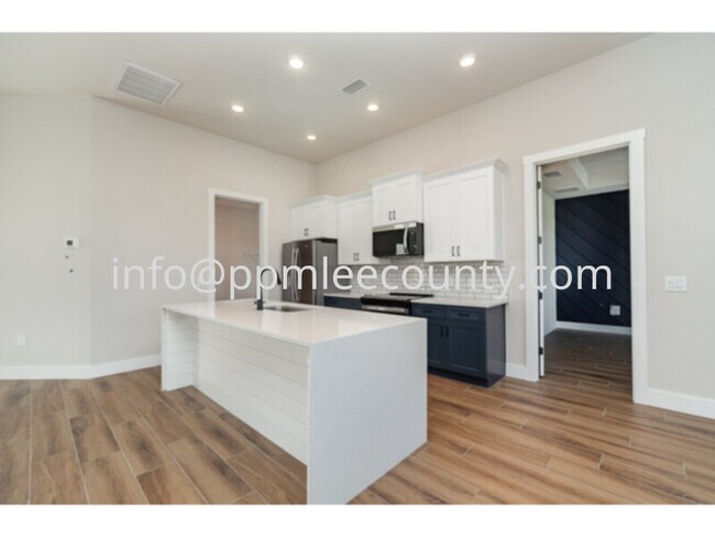 Foto del edificio - Brand new 4 bedroom 2 bath 3 car garage po...