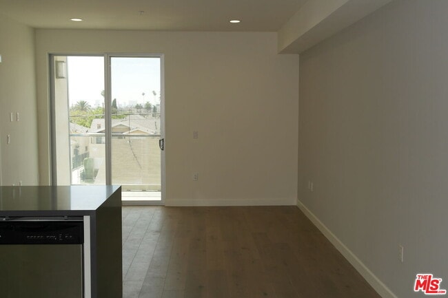 Building Photo - 105 S Mariposa Ave