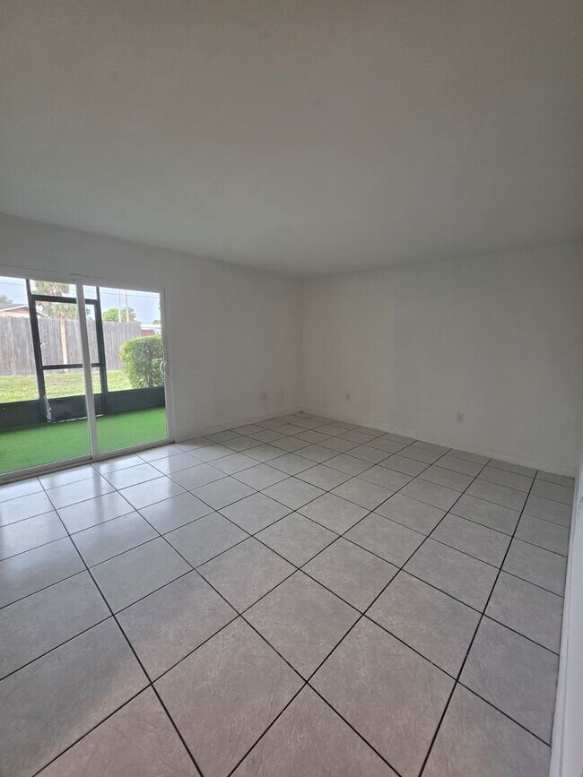Foto del edificio - LAS PALMAS AT SAND LAKE CONDO