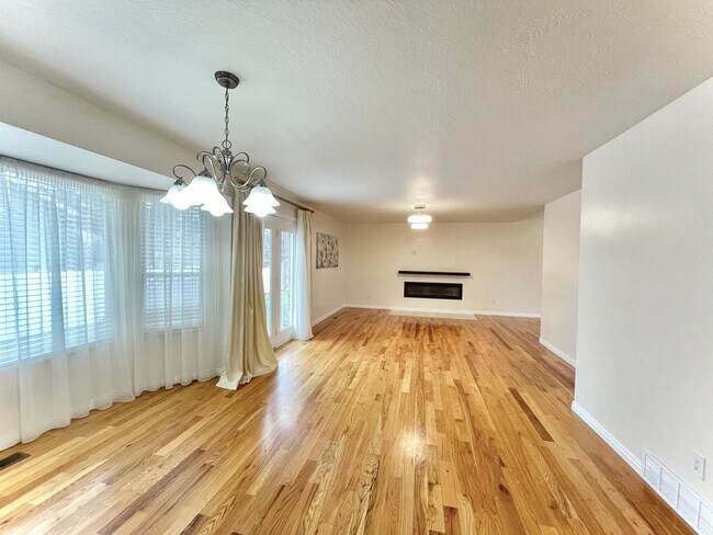 Building Photo - Newly Remodeled 3-Bedroom Home in South Jo...