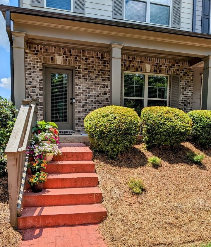 Primary Photo - Charming 3BR Townhouse in Historic College...