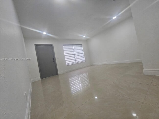 Foto del edificio - 700 NE 46th Ct