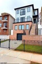 Building Photo - 131 Hedden Terrace