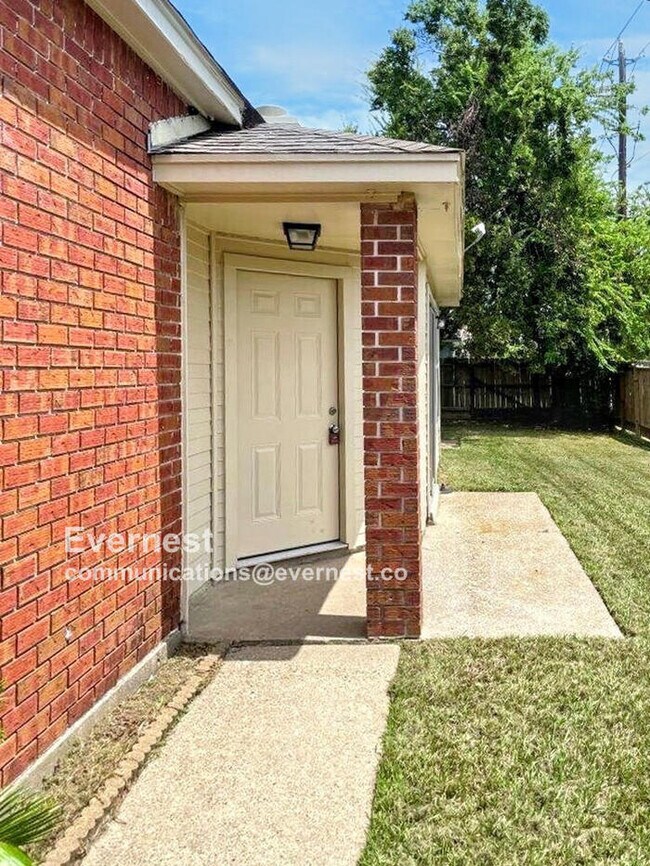 Foto del edificio - 922 Littleport Ln