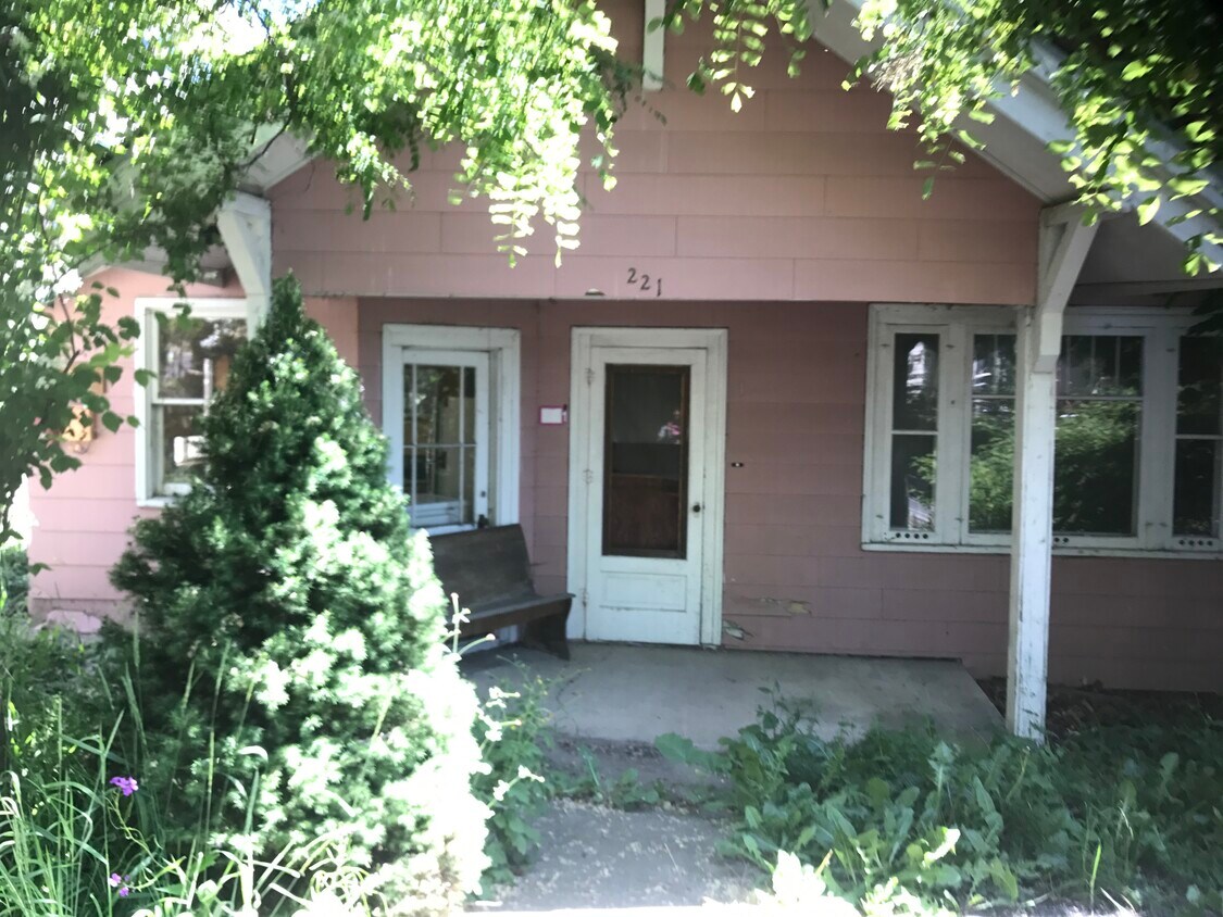 Primary Photo - 221 E A St