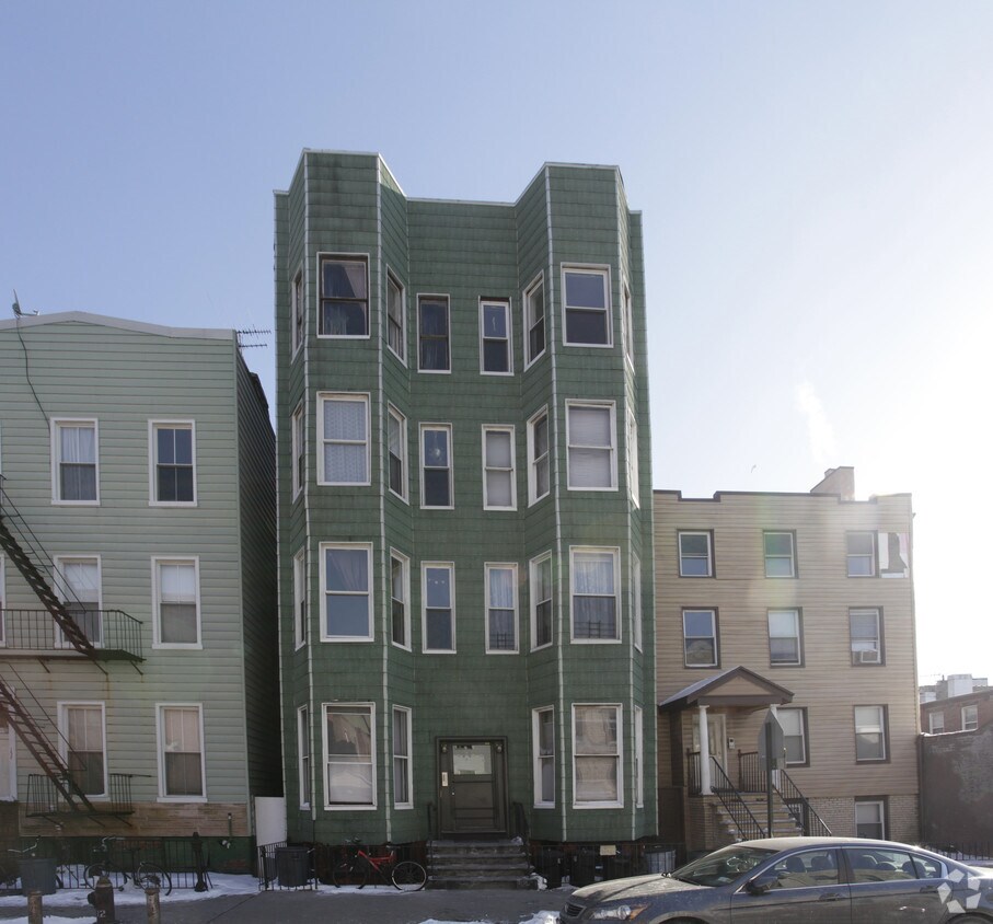 Building Photo - 150 Calyer St