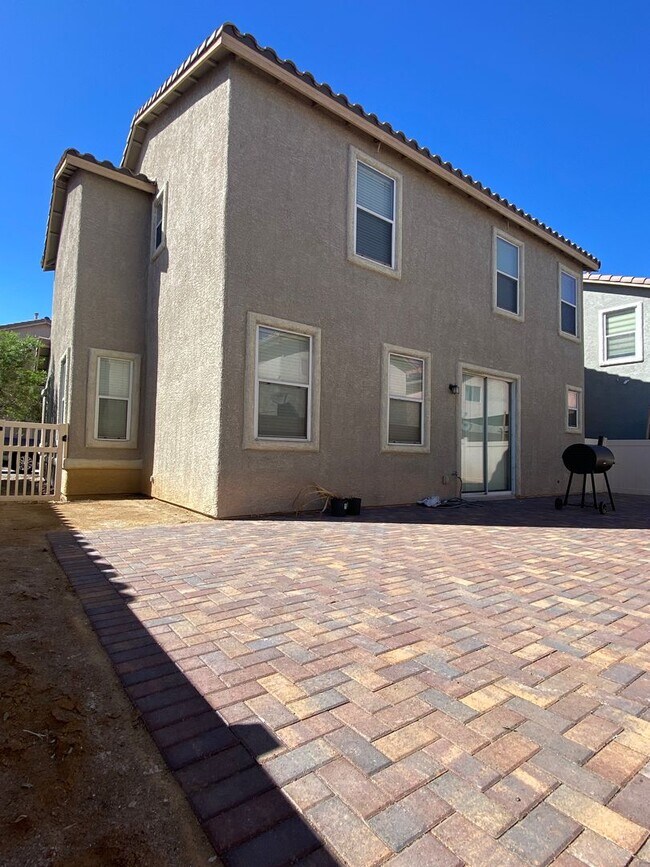 Foto del edificio - AMERICANA Property Mgmt - Beautiful 3 beds, 2 story home near Sam Boyd