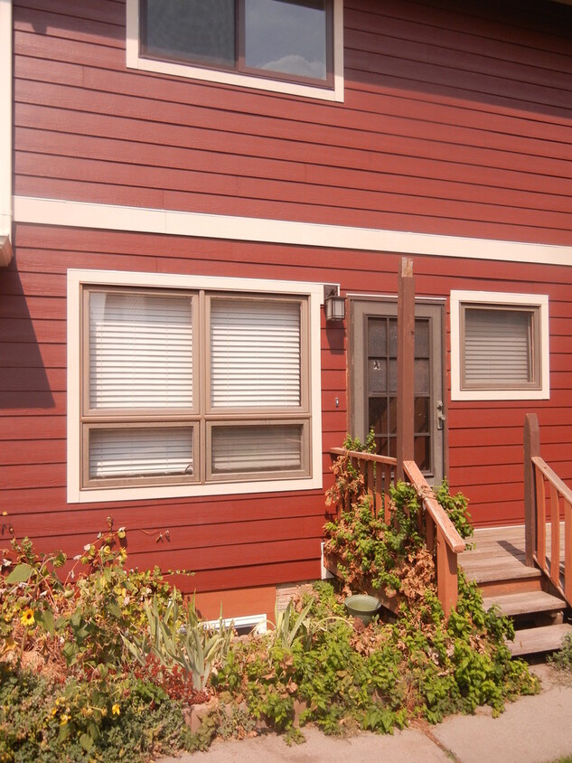 Primary Photo - Cute 3 Bedroom Condo- Walking Distance to ...