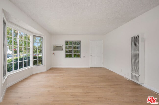 Foto del edificio - 10534 Eastborne Ave