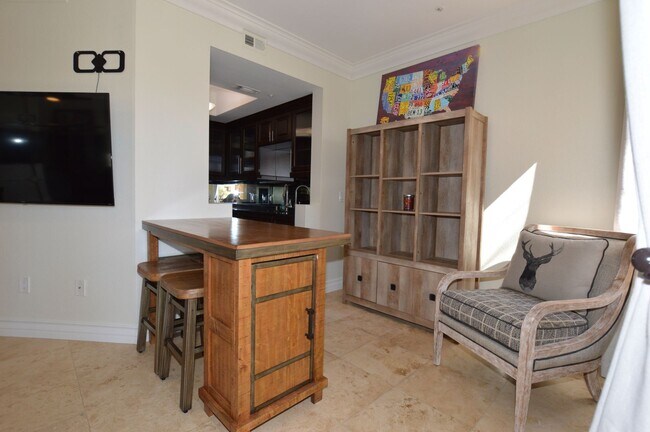 Building Photo - Beautiful and Bright Furnished, 1 Bd / 1 Ba  Condo w/ Pool View