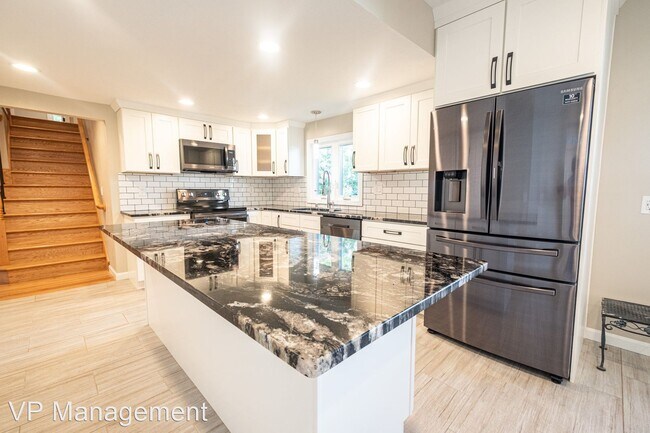 Building Photo - 5 br, 3 bath House - 551 Longmeadow St