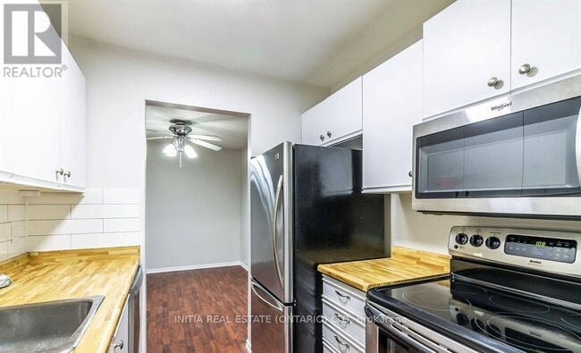 Building Photo - 725 Deveron Crescent