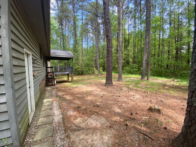 Foto del edificio - 3 bedroom 2 bath with bonus room. peaceful...