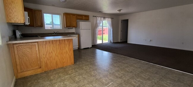 Building Photo - 3 bedroom 2 bath duplex in lamplight by Iron Springs Elementary, 2 car garage!
