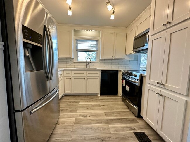 Building Photo - Remodeled beauty in Charolette Park