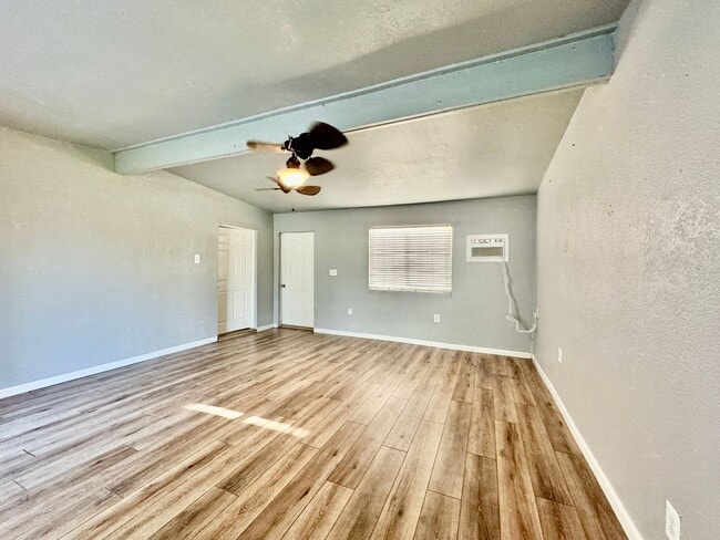 Foto del edificio - NOW AVAILABLE - 628 S FT STUDIO ON LARGE LOT