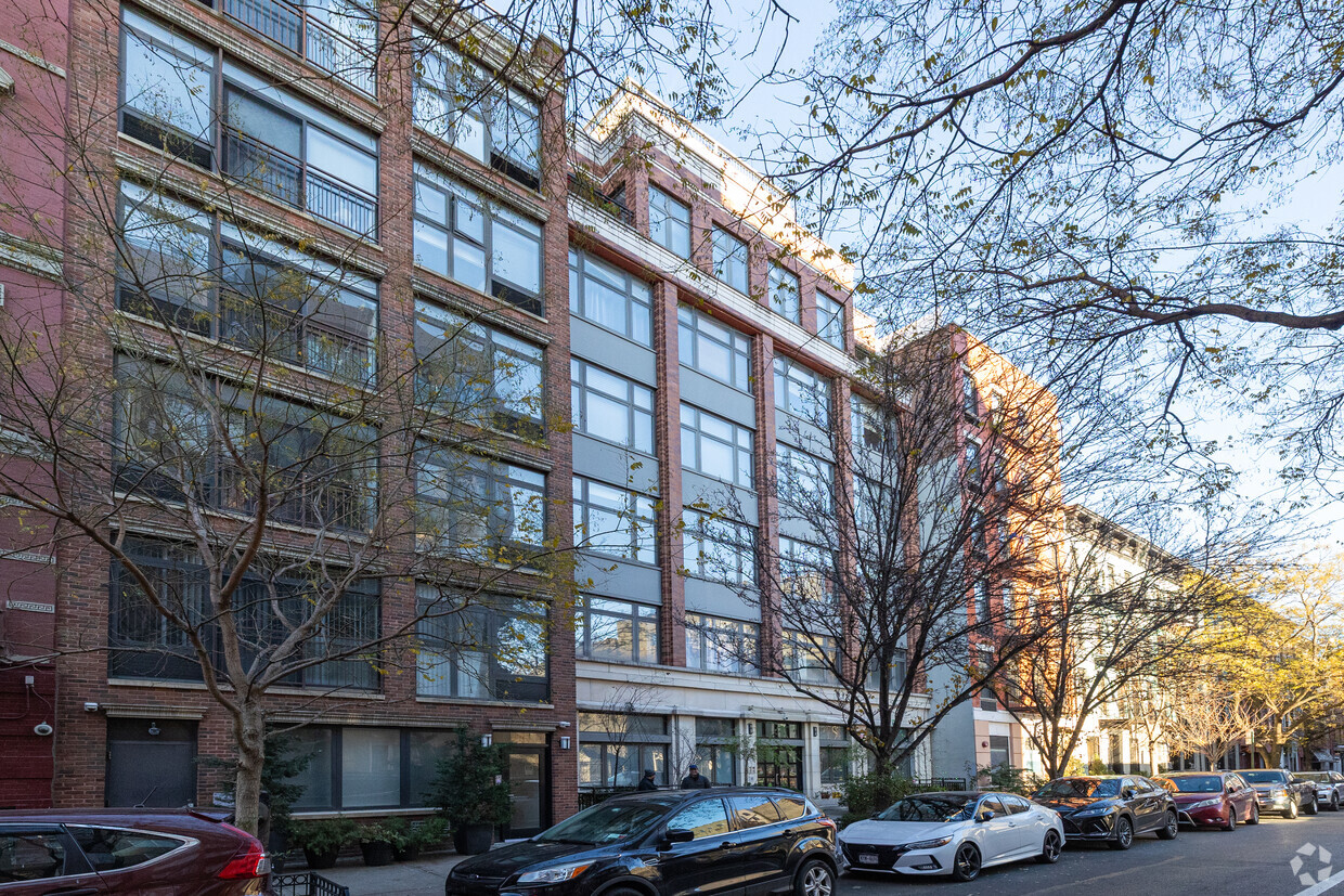 Foto principal - 227 E 111th St