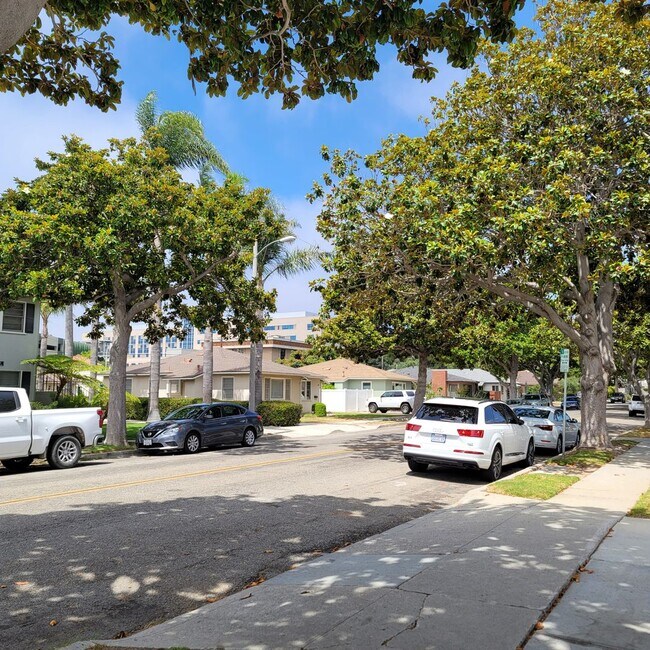 Foto del edificio - Nice ground floor 2 bdrm midtown Ventura Apt. $2400