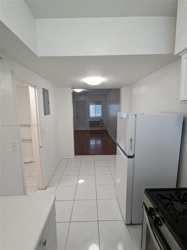 Building Photo - 220 Collins Ave