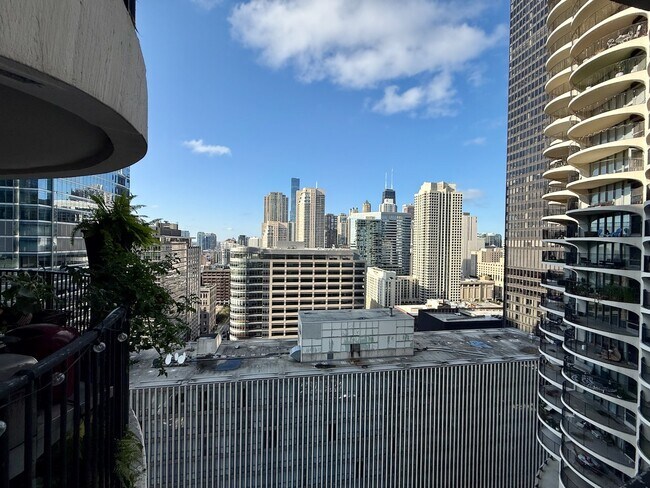 Foto del edificio - 300 N State St