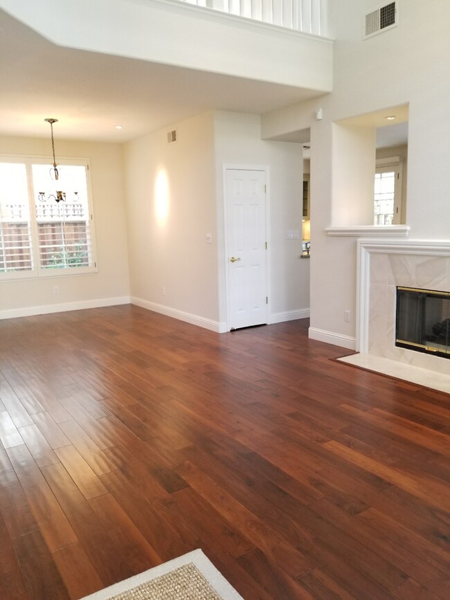 Building Photo - 3 BED 3.5 BATH HOME (PLUS LOFT) IN HIGHLY ...