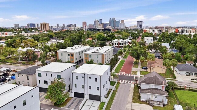 Foto del edificio - 215 W Columbus Dr