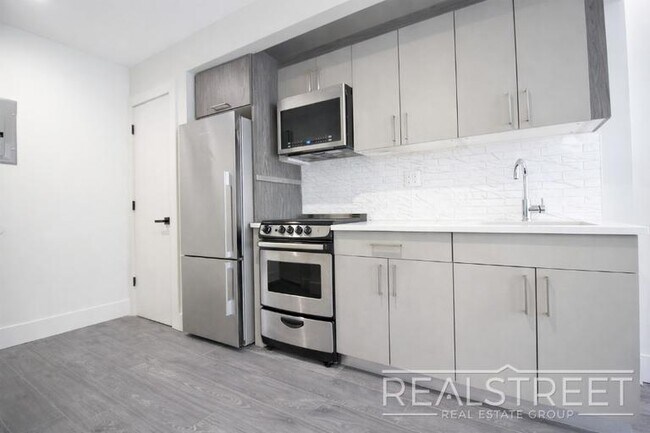 Foto del edificio - Brand New 1 Bed w Full Kitchen Amenities in Prime Crown Heights