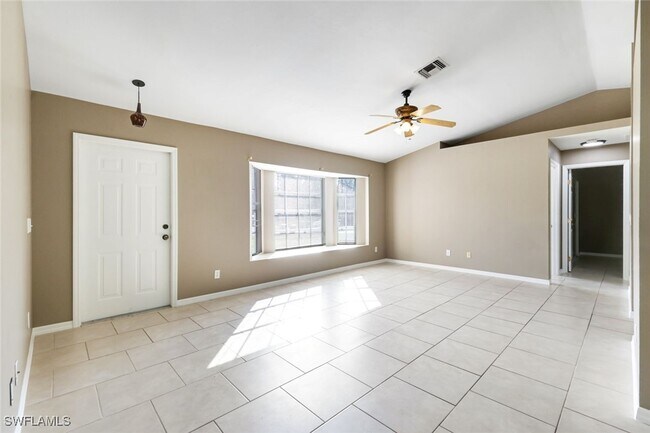 Foto del edificio - 8072 Cypress Dr S