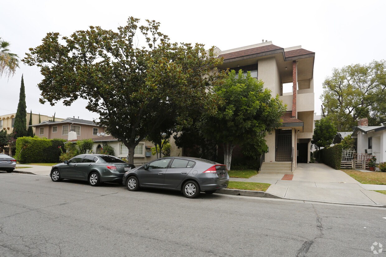 Building Photo - 208 N Cedar St