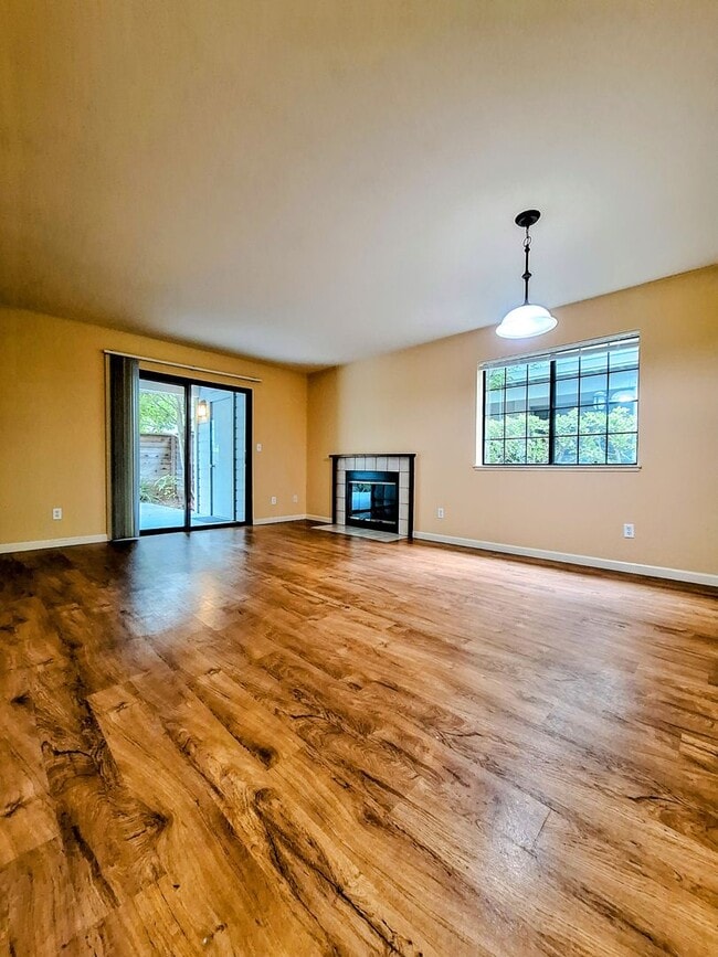 Building Photo - Refurbished Condo on 1st Floor With Laundry, Patio, Garage; Next to Pool!