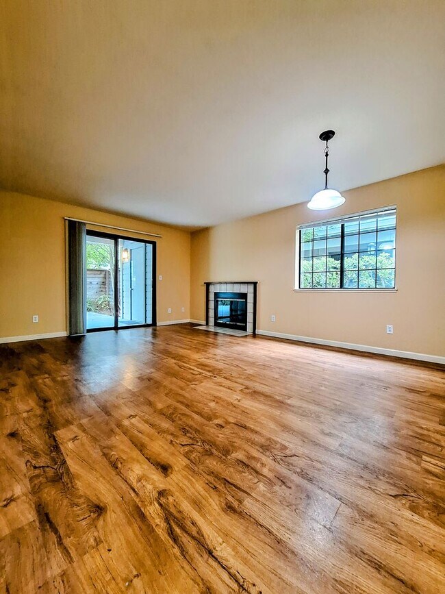 Foto del edificio - Refurbished Condo on 1st Floor With Laundry, Patio, Garage; Next to Pool!