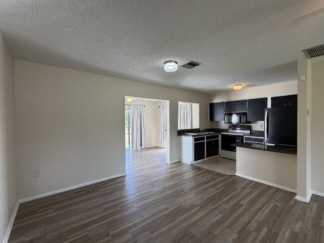 Foto del edificio - "Charming 1-Bed Oasis in Warm Mineral Springs - Cozy Living with 909 Sq Ft of Comfort!"
