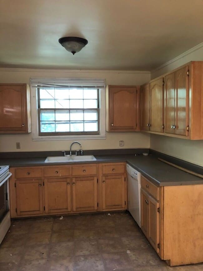 Foto del edificio - Charming 4 Bed/ 2 Bath Home in Madison, Available Now