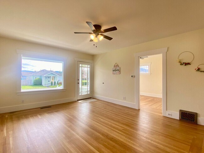 Building Photo - Refreshed Enumclaw Craftsman w/ 930 sqft b...