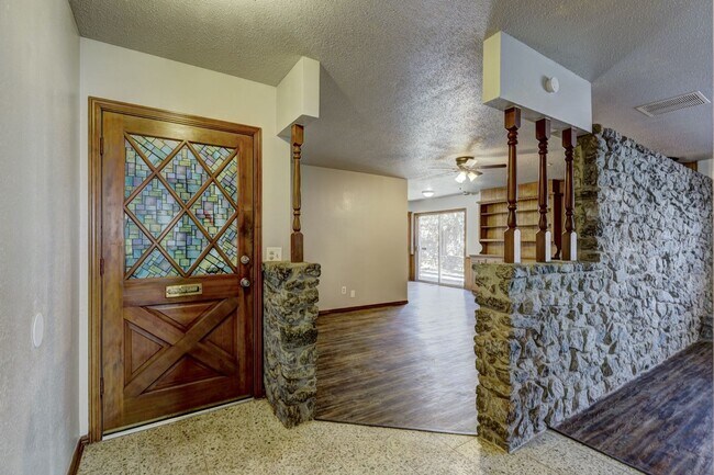 Foto del edificio - 612 N Sweetgum Ave