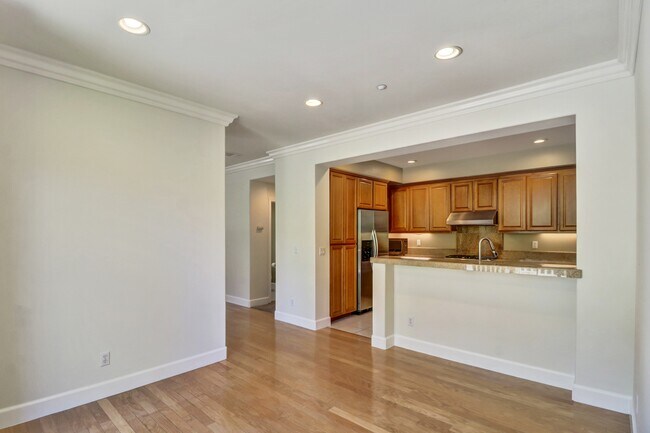 Building Photo - 200 Oak Ct