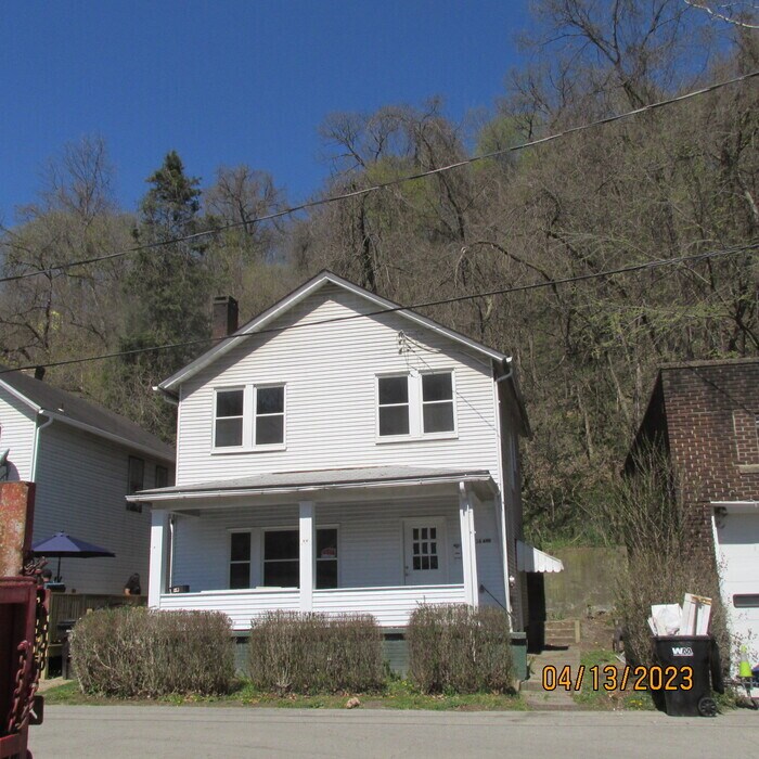 Big and bright rooms characterize this two... House Rental in