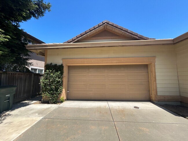 Foto del edificio - Nice Oakdale home on corner lot