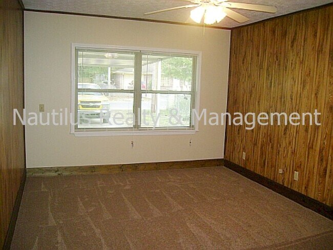 Building Photo - 619 Barton Ave