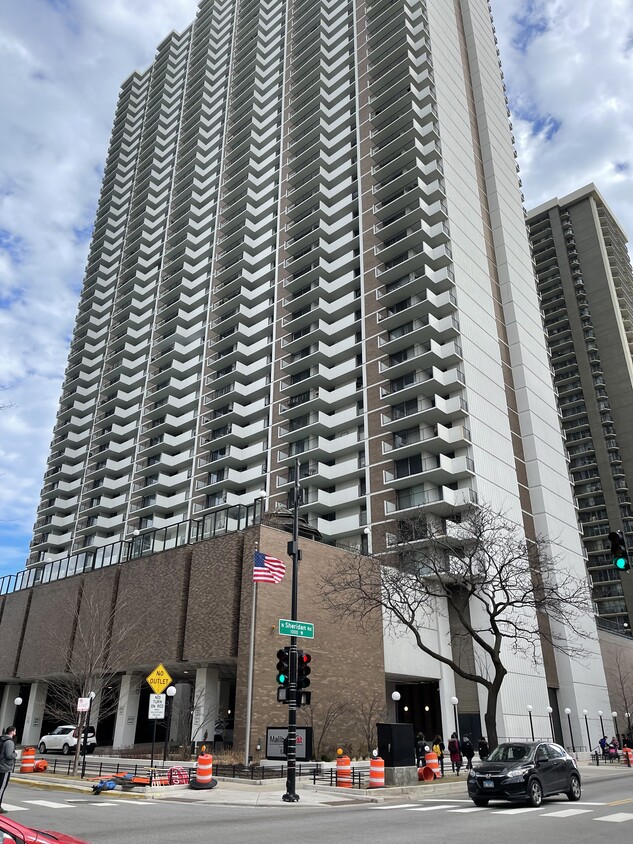 Building Photo - 6033 N Sheridan Rd