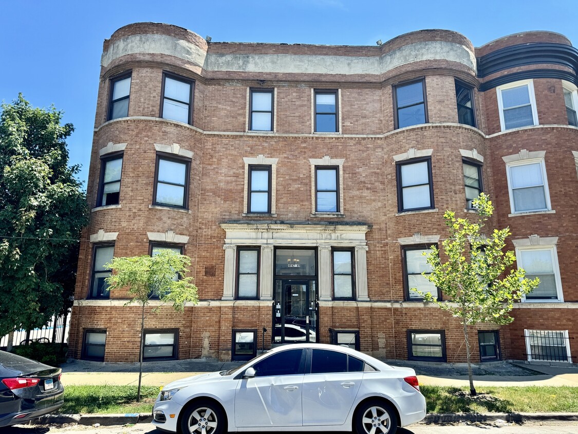 Foto principal - 4949 S Calumet Ave