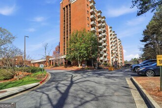 Building Photo - 300 Johnson Ferry Rd